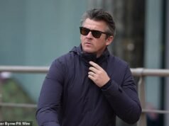 Joey Barton ‘cruzó la línea entre la libertad de expresión y el crimen’ con publicaciones que llamaban a Jeremy Vine ‘un tonto en bicicleta’ y vinculaban a las comentaristas de fútbol Eni Aluko y Lucy Ward con Fred y Rose West, según escucha el tribunal