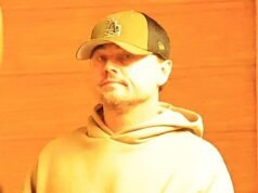 Leonardo DiCaprio, de 50 años, se sorprende al deshacerse de su máscara mientras sale con su novia, de 27, en medio de los rumores de los Oscar.