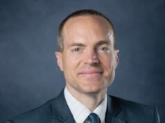 El jefe de una escuela privada estadounidense y su hijo de 15 años mueren picados por cientos de HORNETS mientras practicaban tirolesa en Asia