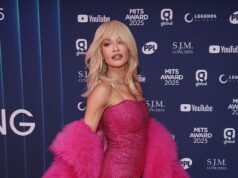 Rita Ora se roba el show con un minivestido rosa brillante y un abrigo de piel mientras se une a las glamorosas Louise Redknapp, Emma Bunton y Sian Welby en los Music Trust Awards repletos de estrellas.