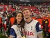 El futbolista inglés James Maddison da la bienvenida a los gemelos con su novia ‘supermujer’ Kennedy mientras comparte una dulce foto y sus adorables nombres.