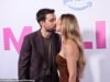 Jack Whitehall y su prometida de piernas largas, Roxy Horner, comparten un beso apasionado mientras la modelo lo apoya en el estreno de Malice en Londres.