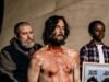 Keanu Reeves, de 61 años, hace alarde de su cuerpo musculoso mientras se desnuda y se queda con ROPA INTERIOR para el bis empapado de sangre de Esperando a Godot