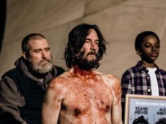 Keanu Reeves, de 61 años, hace alarde de su cuerpo musculoso mientras se desnuda y se queda con ROPA INTERIOR para el bis empapado de sangre de Esperando a Godot
