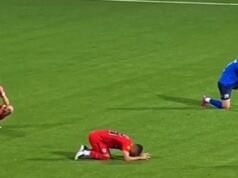 El desgarrador momento en el que los futbolistas de primera categoría colapsan cuando les dicen que su entrenador, de 44 años, ha muerto a mitad del partido tras un infarto en el banquillo.