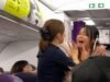 Momento en que expulsan a su novia del vuelo después de exigir sentarse junto a su novio