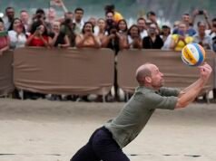 ¡Loco por los testamentos! Prince es acosado por fanáticos reales brasileños MUY hábiles después de acelerar el pulso de su físico durante el voleibol de playa.