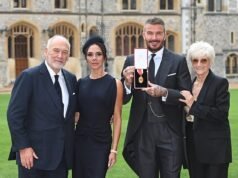 Las principales damas de Beckham: Victoria y Sandra deslumbran con elegantes looks diseñados por VB mientras David finalmente recibe el tan esperado título de caballero, con su esposa con un vestido midi de £ 850 y su madre con un traje de £ 2 mil