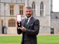 David Beckham finalmente abraza las canas mientras se deshace del tinte para el cabello para recibir el tan esperado título de caballero.