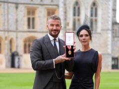 ¿Lady Beckham lanzará una colección de ropa masculina? David Beckham lleva un traje hecho por su esposa para recibir el título de caballero; según los expertos, sería una “progresión natural” para su marca