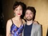 Daniel Radcliffe parece enamorado de su compañera Erin Darke mientras hacen una rara aparición pública en la noche de estreno de su nueva obra Kyoto en Nueva York.