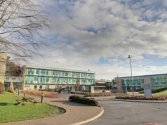 La policía armada se apresura a ir a la escuela después de que reciben una amenaza de bomba por teléfono y arrestan a un niño de 17 años