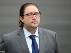 Un importante abogado del Reino Unido es expulsado de su propia firma después de “gastar dinero destinado a litigios en aviones privados y fiestas”