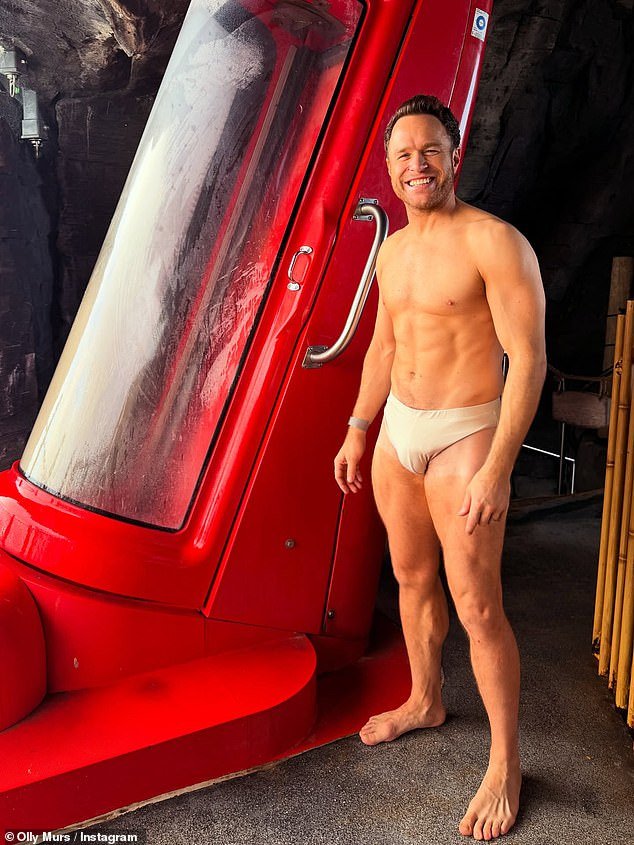 103600295-15259557-Olly_Murs_flaunted_his_ripped_physique_on_Tuesday_as_he_shared_a-a-77_1762308240267.jpg
