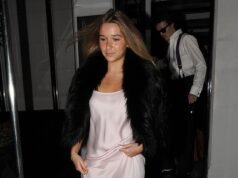 Harper Beckham, de 14 años, luce elegante con un vestido camisola de satén rosa diseñado por mamá Victoria mientras asiste a la cena en Chelsea en honor al título de caballero de papá, Sir David.