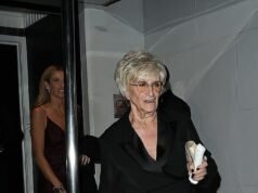 ¿Tienes hambre, Sandra? La madre de Sir David Beckham sale de la cena familiar con un refrigerio mientras sus orgullosos padres celebran su nombramiento como caballero.