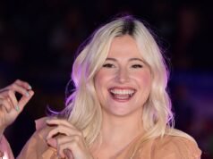 Pixie Lott luce increíble con un vestido de gasa color melocotón mientras se une a Billy Porter en el evento de encendido de luces navideñas, solo SEIS DÍAS después de dar a luz a su segundo hijo.