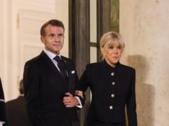 A Brigitte Macron le preocupaba que “sus pantalones se le hincharan entre las piernas en público” en caso de que eso alimentara aún más los rumores ridículos de que nació hombre, afirma un amigo.
