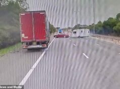 Momento de infarto en el que un conductor pierde el control de su caravana tambaleante, dejándola arrasada en la autopista