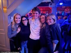 El hijo de Gwyneth Paltrow, Moses Martin, de 19 años, se eleva sobre ella y Demi Moore después de su concierto en Nueva York en una rara instantánea.