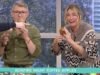 Momento deslumbrante: Cat Deeley se rompe un diente en vivo segundos después de que el chef de This Morning prometiera que “no los dañará”, dejando a Ben Shephard en un ataque de risa.