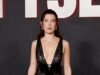 Millie Bobby Brown llama la atención con un vestido de malla de lentejuelas mientras lidera a las estrellas en el evento de Netflix Stranger Things en Los Ángeles.