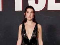 Millie Bobby Brown llama la atención con un vestido de malla de lentejuelas mientras lidera a las estrellas en el evento de Netflix Stranger Things en Los Ángeles.