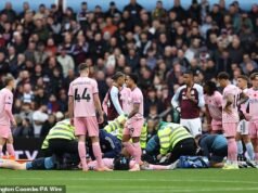 Las estrellas del Bournemouth se involucran en un desagradable choque de cabezas en los primeros minutos del partido del Aston Villa, dejando a uno ensangrentado y al otro con una conmoción cerebral, mientras los fanáticos se enfurecen después de que se le permite al jugador continuar.