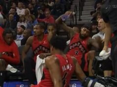 La malhumorada estrella de la NBA, Brandon Ingram, sufre un colapso salvaje en la cancha y rompe una botella de agua en la cara del personal rival.