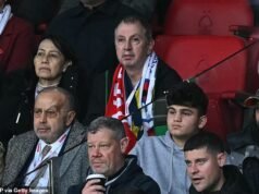El héroe del tren de Huntingdon recibe una increíble ovación en Nottingham Forest en su primera aparición en el City Ground desde el ataque con cuchillo, después de que el club le donara £10,000 por su valentía.