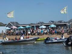 Los propietarios adinerados de cabañas de playa afirman que el bar junto a la playa está convirtiendo su prístina franja de costa en una “escena rave de Magaluf”… pero el restaurador responde al “esnobismo descarado”