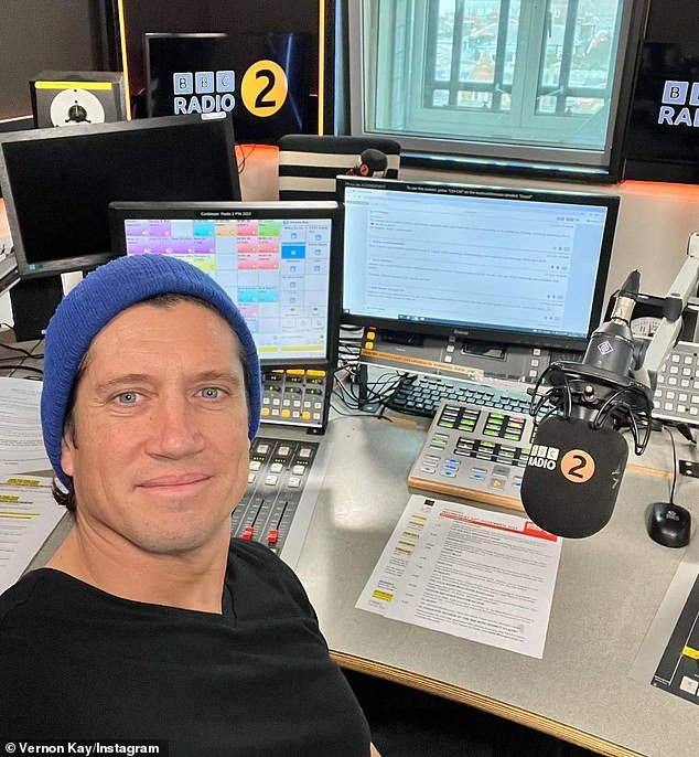 103817023-15283965-Vernon_Kay_s_Radio_2_colleagues_were_left_scrambling_after_he_wa-a-65_1762954923171.jpg