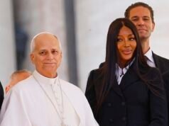 Naomi Campbell entrega al Papa León XIV un libro ‘picante’ tras conocerlo durante una audiencia en el Vaticano