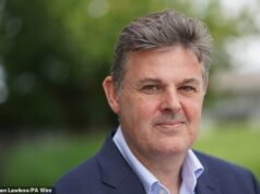 El jefe de RTE que solucionó los problemas que limitó el salario de los presentadores emerge como candidato oculto para director general de la BBC tras la renuncia de Tim Davie