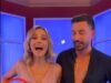 La pareja de baile de Giovanni Pernice aparta la mano de su cintura en un momento incómodo en la versión italiana de Strictly