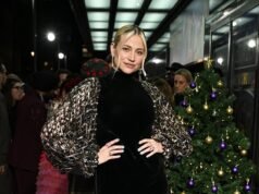 Pixie Lott sorprende con un elegante vestido de terciopelo mientras encabeza la llegada al estreno en Londres de Christmas Karma, dos semanas después del nacimiento de su segundo hijo.