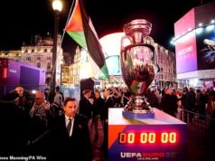 Manifestantes pro-palestinos irrumpen en el evento de lanzamiento de la Eurocopa 2028 en Londres y acusan a la “cómplice” UEFA de tener “sangre en sus manos” en medio de llamados para prohibir a Israel participar en el torneo.