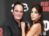 Quentin Tarantino, de 62 años, y su glamorosa esposa Daniella Pick Tarantino, de 41, muestran su PDA durante una rara aparición en la alfombra roja mientras él la apoya en el estreno de The Perfect Gamble.