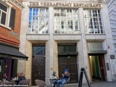 Los mejores chefs Raymond Blanc y Michel Roux Jr encabezan la furia por los planes de Crown Estate de convertir el restaurante indio más antiguo de Gran Bretaña en oficinas.