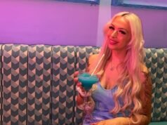 Oficial de prisiones que tuvo relaciones sexuales con su amante convicto en la sala de oración de la cárcel y colgó una foto enmarcada de ellos juntos sobre su cama enfrenta años tras las rejas