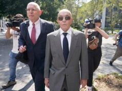 El expropietario del Tottenham Joe Lewis, de 88 años, indultado por Donald Trump, un año después de que el multimillonario británico multara con 4 millones de libras esterlinas por tráfico de información privilegiada y conspiración.