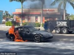 Momento valiente El buen samaritano saca a rastras a un indefenso conductor de Porsche de un coche en llamas