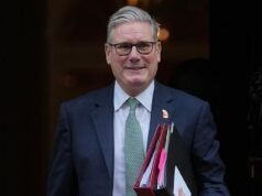 Keir Starmer absuelve a su jefe de gabinete por sesiones informativas “tóxicas” que calificaron a sus propios parlamentarios de “salvajes” a pesar de los crecientes llamados para que sea despedido.