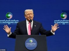 Trump no puede dejar de reír mientras describe conceptos estadounidenses “locos” que, según afirma, los sauditas no comprenden.