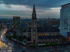 La antigua torre de la iglesia es considerada una de las “conversiones más singulares” de Gran Bretaña después de ser transformada en una impresionante casa de siete pisos.