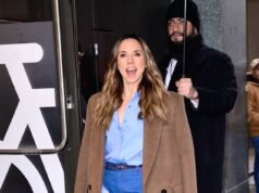 Mel C revela que las Spice Girls ESTÁN teniendo conversaciones de reunión antes de su 30 aniversario mientras hace una elegante aparición en Good Morning America.