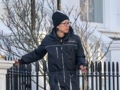 ¡Al fin amordazado! El mastín gigante que casi ataca salvajemente a Jack Russell Maud, hijo de la Reina, es visto con una jaula protectora sobre sus mandíbulas mientras sale a caminar.