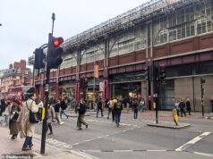 ‘La gente es idiota’: La maldición de los ‘bordeadores de botones’ que se niegan a pulsar los botones de los semáforos y congestionan las calles de la ciudad