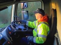 Momento en el que un camionero se estrella contra el tráfico tras intentar mirar a través del parabrisas empañado