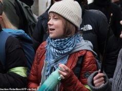 Greta Thunberg es expulsada de Venecia después de arrojar tinte verde en un canal y es acusada airadamente de estar “más interesada en la autopromoción que en el medio ambiente”.